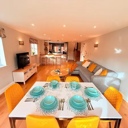 River View Flat & Secure Parking Apartment